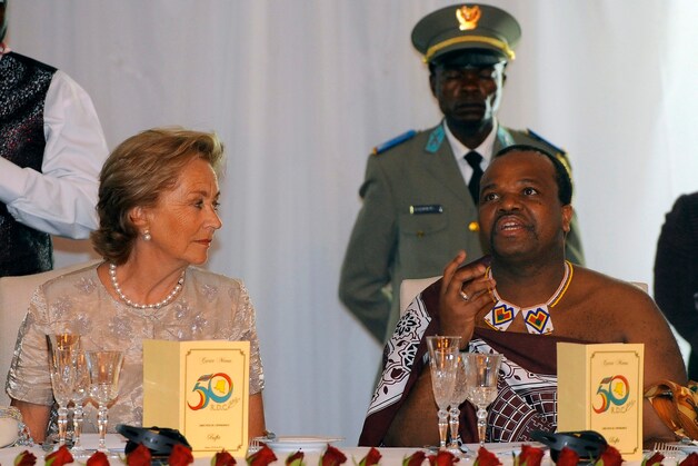 Onze koningin aan de feestdis met Mswati III bij de viering van Kabila's 50ste verjaardag vorig jaar in Congo.