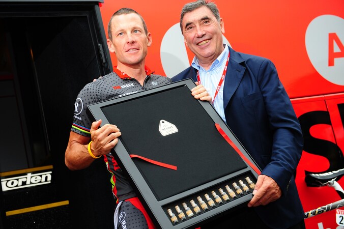 Armstrong en Merckx voor de start van de tweede etappe van de Tour 2010 in Brussel.