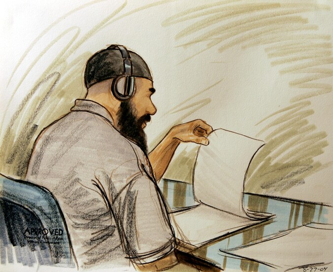 Al-Qosi, gezien door een tekenaar in de rechtbank.