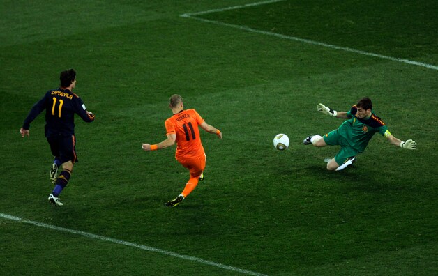 Robben faalt oog in oog met Casillas tijdens de WK-finale in 2010.