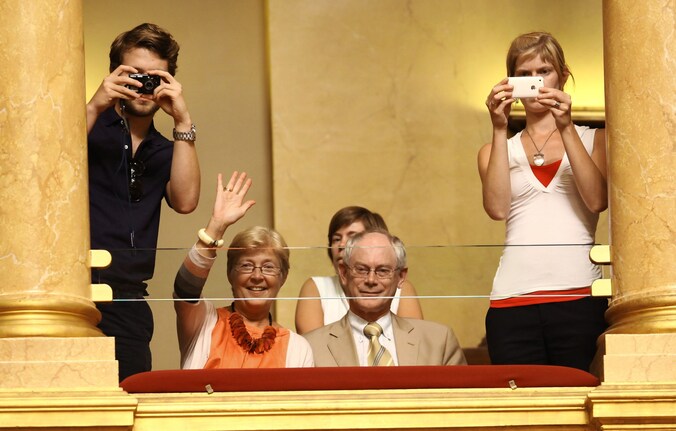 Tine Van Rompuy, hier verscholen achter haar broer Herman, komt op voor PVDA+.