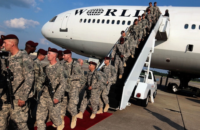 Amerikaanse para's landen op de basis Fort Bragg in North Carolina na vier jaar dienst in Irak. (Archieffoto uit 2010)