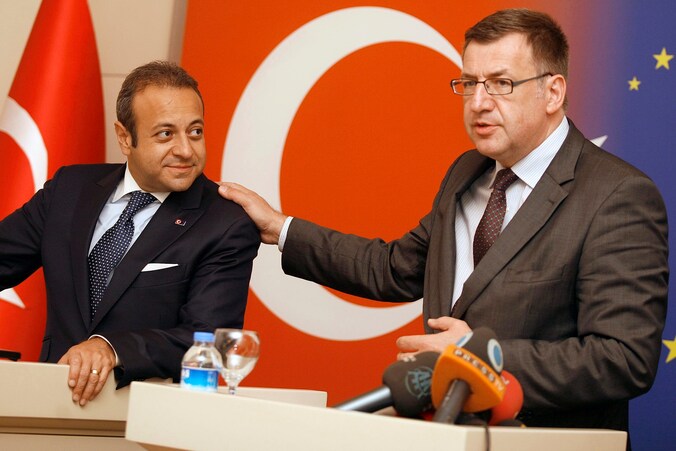 De Turkse EU-minister Egemen Bagis (L) naast onze Minister van Buitenlandse Zaken Steven Vanackere (CD&amp;V).