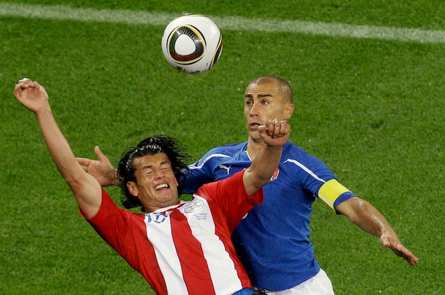 Valdez op het WK 2010 in duel met Cannavaro.