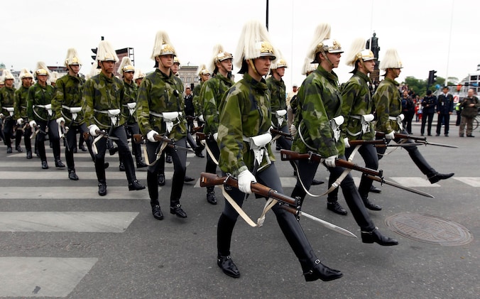Zweedse militairen repeteren voor het defilé voor het huwelijk van kroonprinses Victoria, in 2010. Dat jaar schafte Zweden de dienstplicht af.