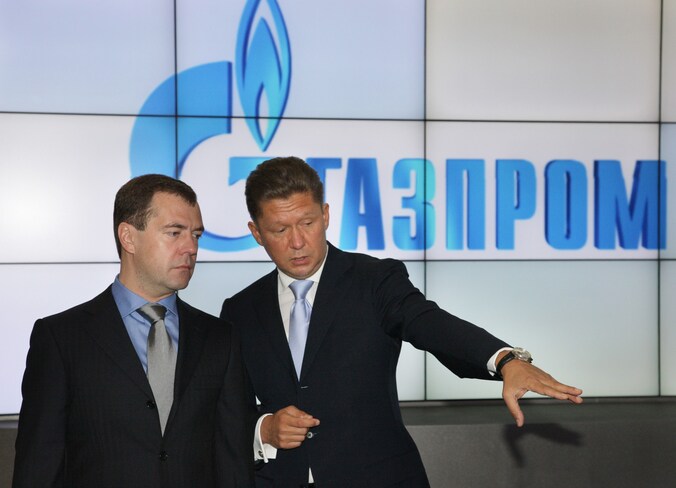 Russisch president Dmitry Medvedev (L) met de baas van Gazprom Alexei Miller.