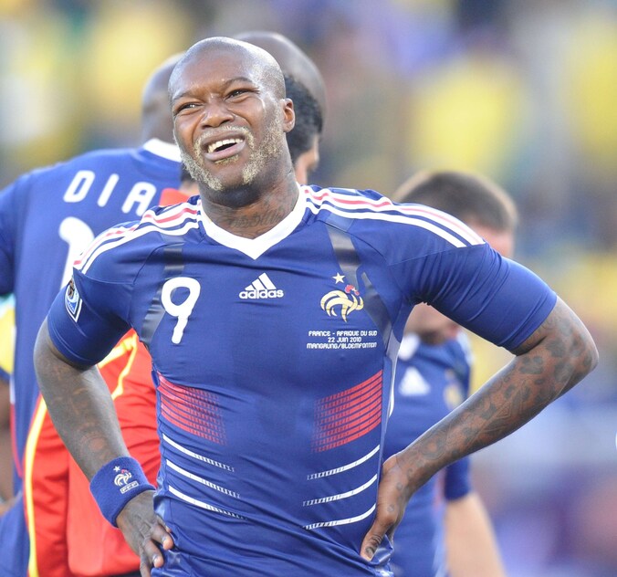 Djibril Cissé, hier bij de nationale ploeg, staat bekend om zijn opmerkelijke kapsels en baarden.