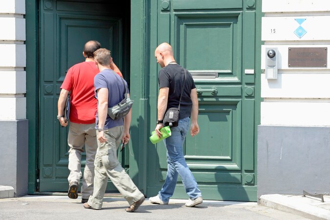 Speurders vielen op 24 juni 2010 onder meer binnen op het aartsbisschoppelijk paleis in Mechelen.