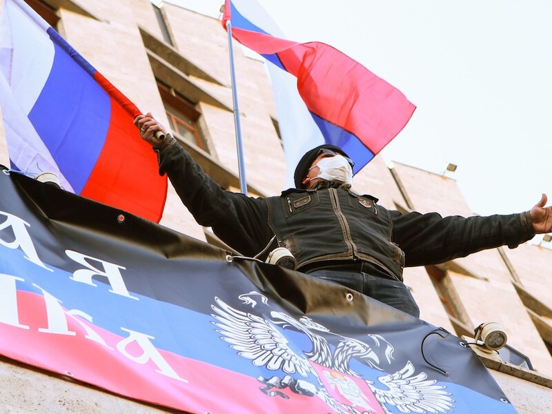 Pro-Russiche betogers zwaaien met Russsiche vlaggen in het overheidsgebouw.