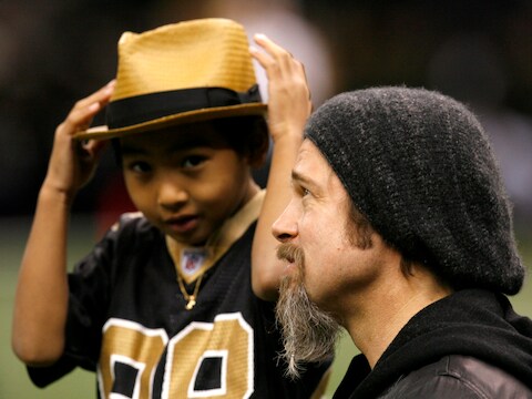 Maddox en papa Brad in januari 2010.