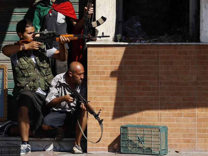 Rebellen vuren op Kadhafigetrouwen in een erg onrustig Tripoli.