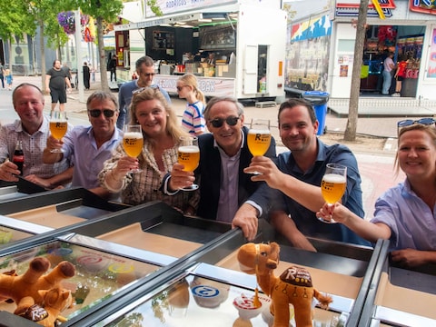 Het schepencollege speelt de Kamelen Race om de kermis te openen en proeft het nieuwe bier. 