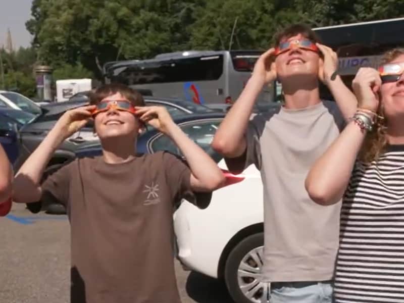 “Eerst opzetten, dan pas naar de zon kijken, hé”: 48 Vlamingen uit Bocholt trekken speciaal naar Spanje voor zonsverduistering