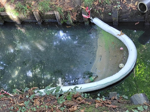 De brandweer plaatste een absorberende dam in de IJse.