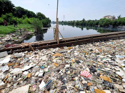 De vervuilde Citarumrivier in Indonesië.