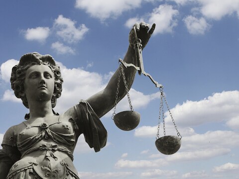 Na de schuldbekentenis kan de man een schadevergoeding krijgen van Vrouwe Justitia, al betwijfelt 'El País' of die er ooit komt.