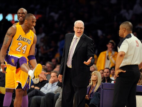 Lamar Odom maakt een trappende beweging. Op het basketbalveld.