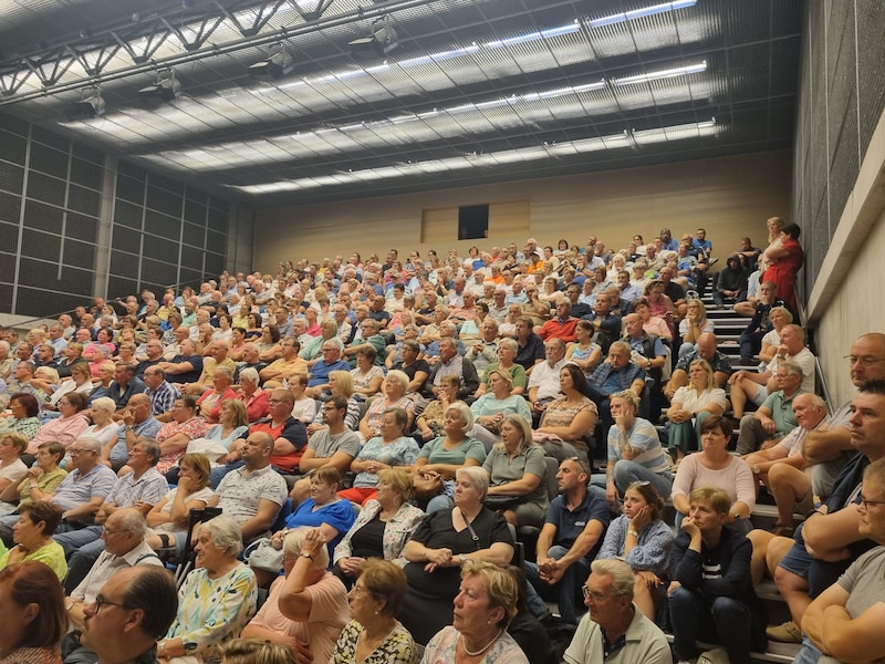 Een archiefbeeld van een meeting over de nieuwe tarieven bij Imog, die ging door in OC Leieland. 