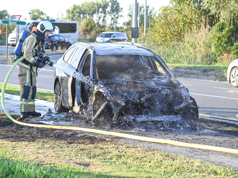 Rijdende BMW vat vuur in Kruisem: “We konden hem nog net aan de kant zetten”