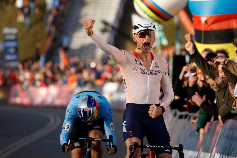 Mathieu van der Poel venció a Wout van Aert hasta la meta durante el Campeonato del Mundo de ciclocross 2023