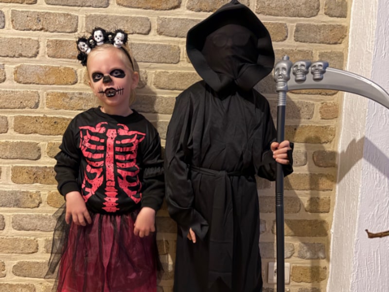 Aliyah en Jayden uit Hamme, klaar voor halloween op school.