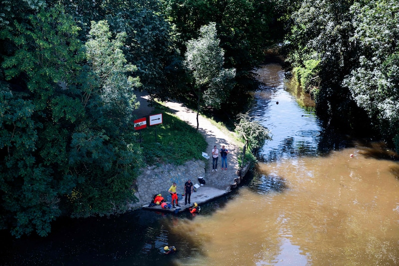 Speurders op de plek waar de 11-jarige jongen werd gevonden.