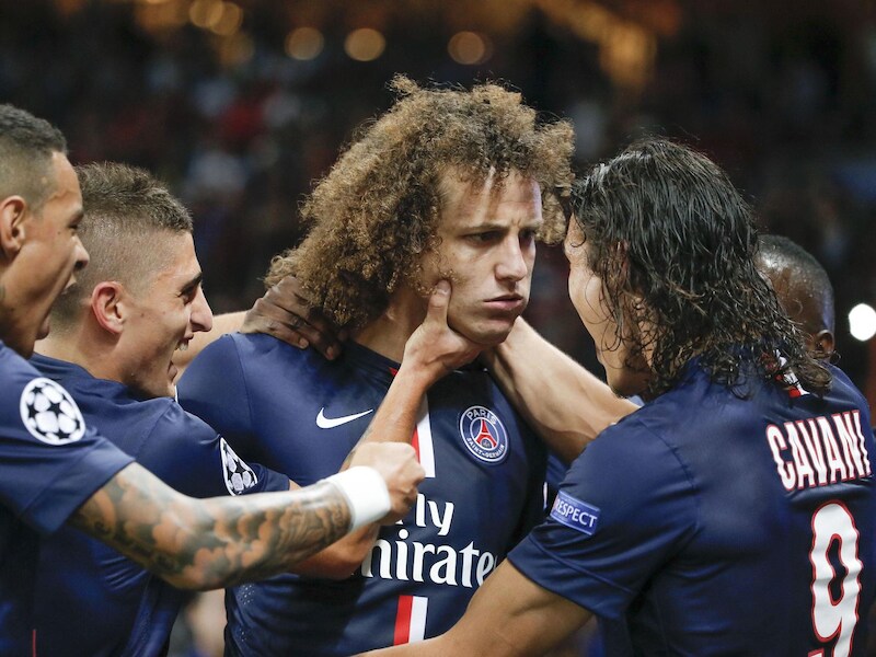 David Luiz heeft net de score geopend, maar dat zou je niet zeggen als je zijn ernstig gezicht bekijkt. Bij Edinson Cavani is de vreugde groter.