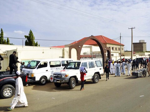 Hulpdiensten aan een ziekenhuis in Kano, na een bomaanslag in een school vandaag.