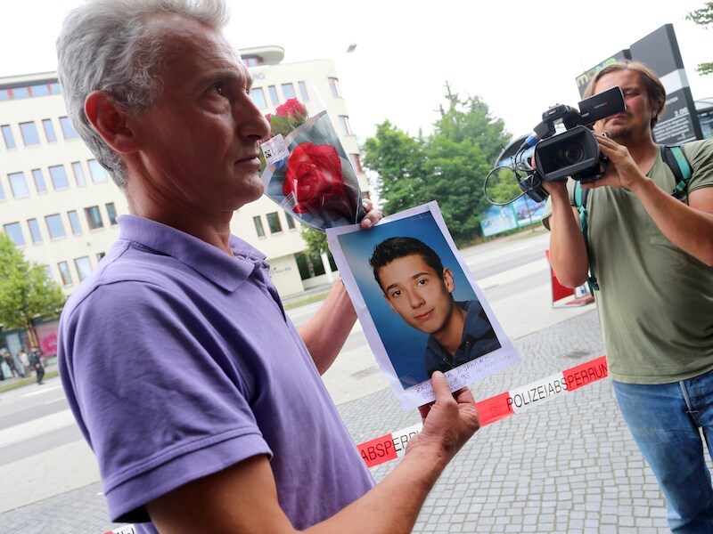De vader van Dijamant Zabergja, met een foto van zijn zoon in de hand.