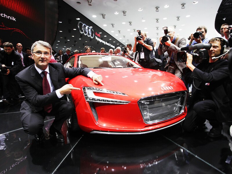 Rupert Stadler, CEO bij Audi, poseert naast een Audi R8 E-Tron, het model waarvoor de e-sound aanvankelijk ontwikkeld werd.