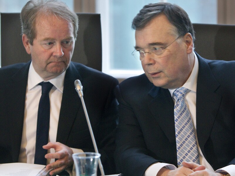 Geir Haarde (rechts), ex-premier van IJsland, overlegt met zijn advocaat.