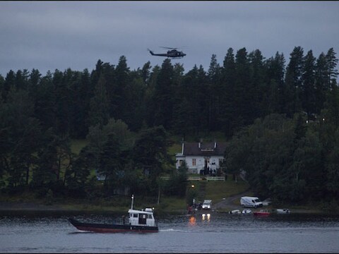 Breivik richtte -verkleed als agent- een slachtpartij aan op het eiland Utøya waar jongeren deelnamen aan een zomerkamp.
