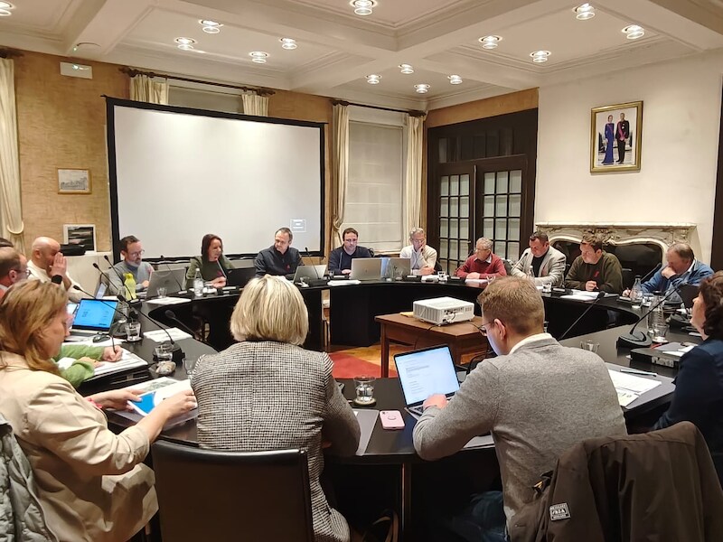 Conflict tussen burgemeester en ex-directeur sleept aan: gemeenteraad moet beslissen over omstreden geluidsopnames  