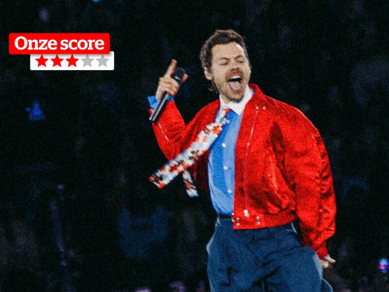 Harry Styles bij de start van zijn concert.