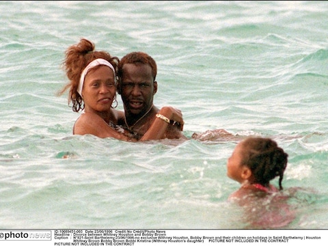 Whitney Houston, Bobby Brown en hun dochter tijdens een vakantie in Saint Barthelemy in 1996.