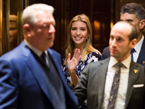 Ivanka Trump neemt afscheid van Al Gore.