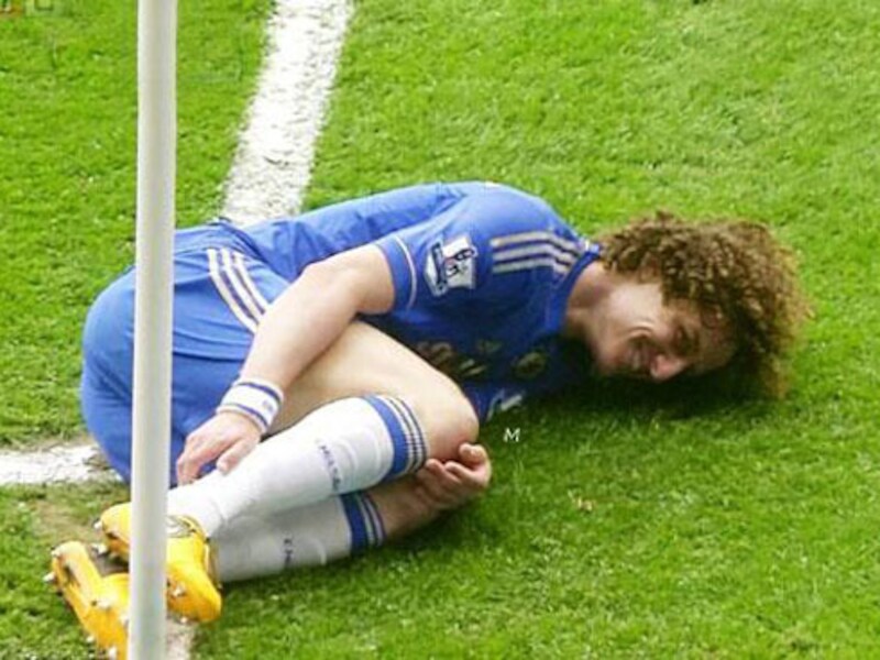David Luiz lacht nadat hij ziet dat Rafael da Silva rood krijgt.