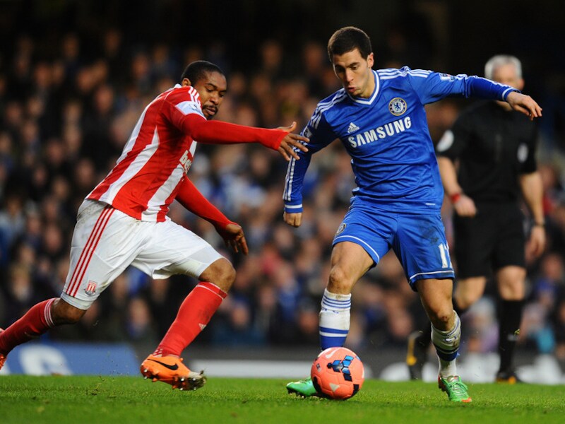 Hazard dolt met de Hondurees Wilson Palacios van Stoke City.