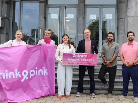 Schepen Isabel Dellaert, schepen Martin Acke, schepen Chloë Van Weynsberghe, Johan Van Roy van Think Pink, schepen Nick Neyt en burgemeester Brent Meuleman.