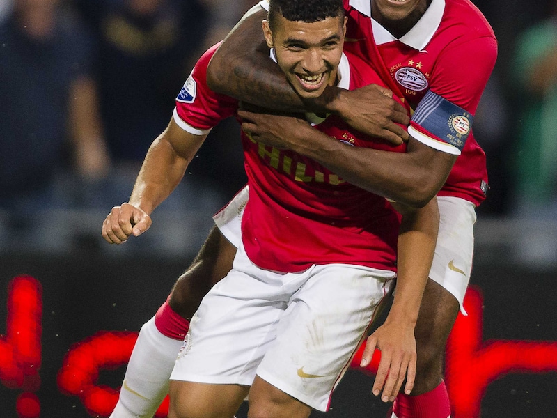 Zakaria Bakkali (l) en Georginio Wijnaldum reizen met PSV mee naar Milan.