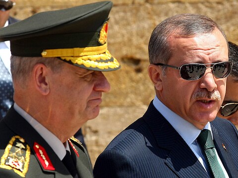 De Turkse premier Erdogan in 2010 met de toenmalige stafchef van het leger Ilker Basbug. Die laatste moet nu voor de rest van zijn leven de cel in.