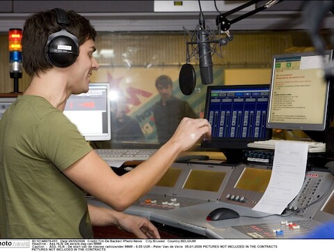 Peter Van De Veire in de radiostudio van MNM
