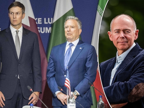 Jared Kushner (links) en Steve Witkoff. Rechts kolonel Roger Housen.