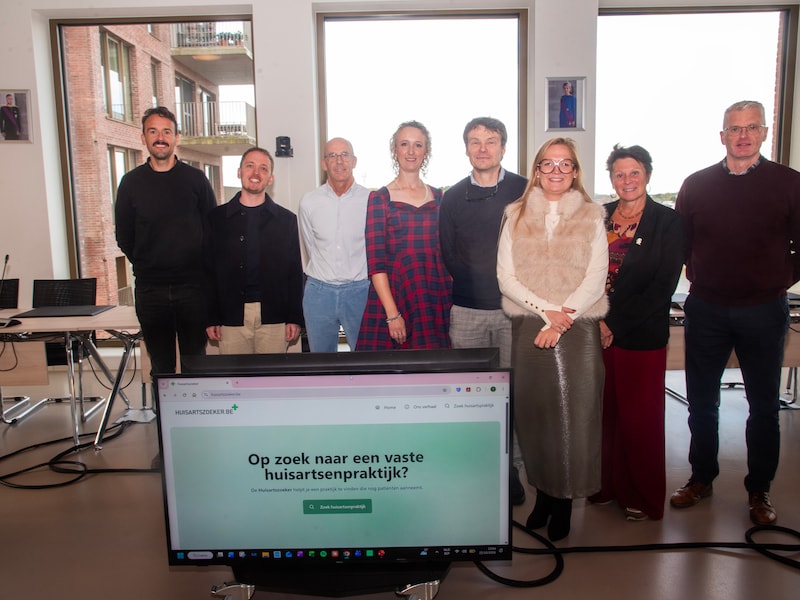 Voorstelling Huisartsenzoeker.be door artsen en burgemeesters Andy De Cock (Laarne), Yves De Swaene (Lochristi) en schepenen Eline Pardaen (Wetteren) en Bart Seghers (Wichelen).