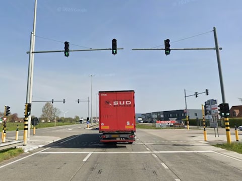 De zeventiger reed door rood op het kruispunt van de N44 met Krommewege in Maldegem.