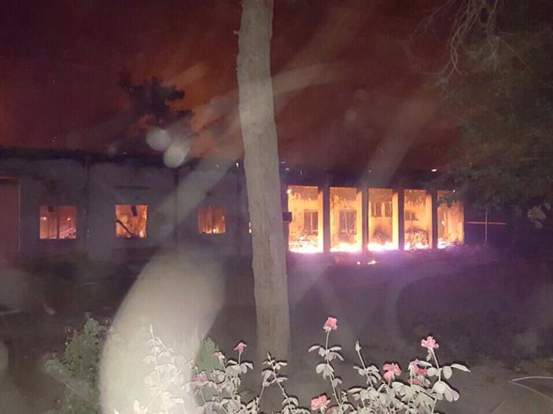 Het ziekenhuis van Artsen zonder Grenzen staat in lichterlaaie na een bombardement afgelopen zaterdag in Kunduz.