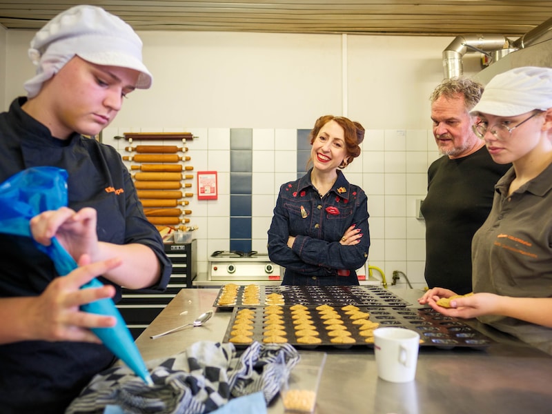 Bakkersleerlingen van ColomaPLUS gaan aan de slag met fairtrade. De creaties worden vervolgens geproefd en beoordeeld door bakexpert Regula Ysewijn.