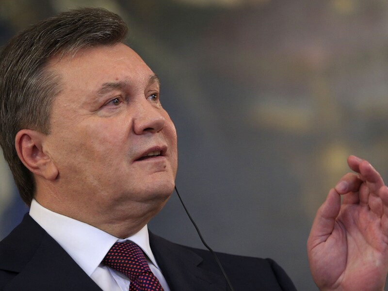 President Viktor Janoekovitsj wil eerst overleggen met Rusland.