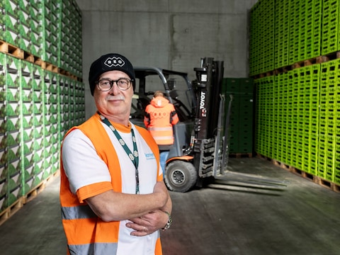 Peter Beirlandt werkt als heftruckchauffeur bij de REO-veiling in Roeselare.