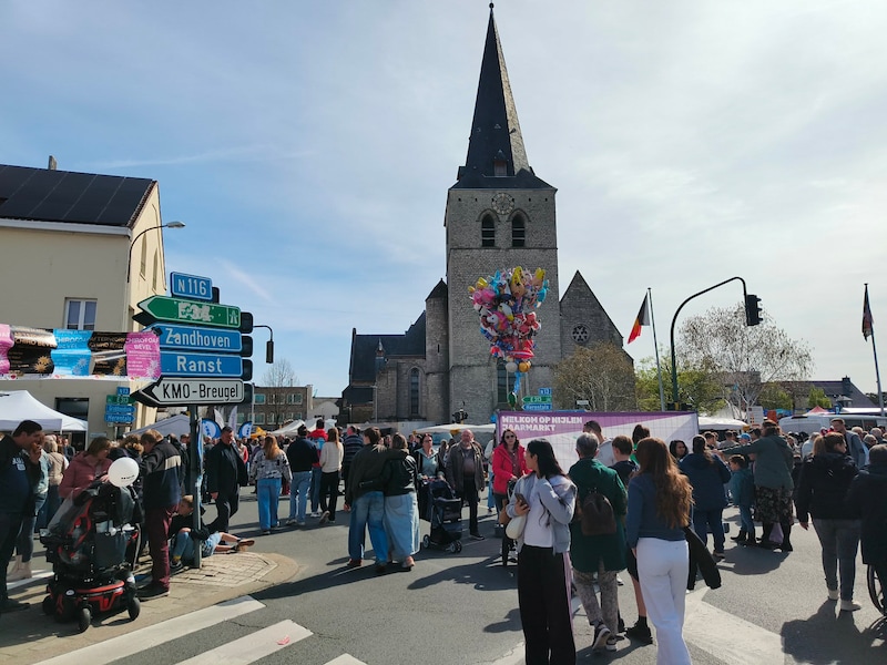 Over de koppen lopen tijdens 70ste editie van de Nijlense jaarmarkt ...